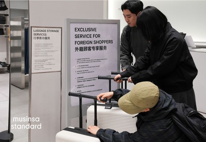 [서울=뉴시스] 무신사 스탠다드(MUSINSA STANDARD)는 오프라인 스토어에서 시행 중인 외국인 맞춤형 서비스가 매출 성장을 견인한다고 20일 밝혔다. (사진=무신사 제공) *재판매 및 DB 금지