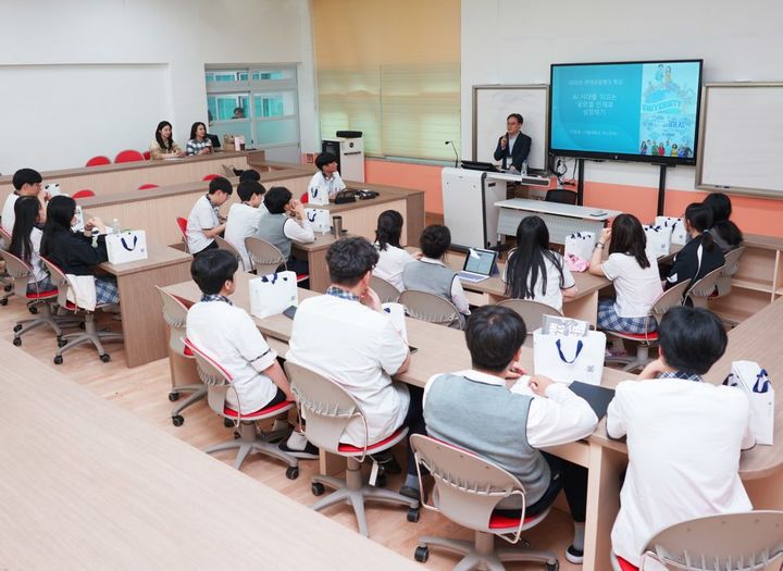 [서산=뉴시스] 충남 서산 서일고 학생들이 19일 서일고에서 진행된 HD현대오일뱅크 서울대 멘토링 지원 프로그램에 참여하고 있다. (사진=HD현대오일뱅크 제공) 2025.05.20. photo@newsis.com  *재판매 및 DB 금지