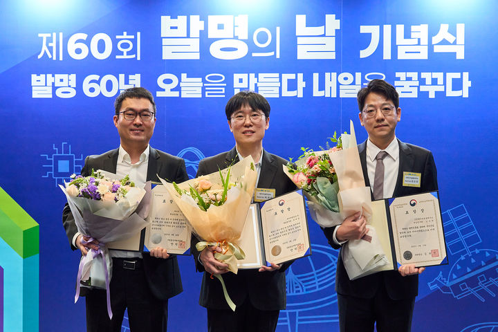 [서울=뉴시스] 제60회 발명의 날 기념식에서 정부 포상을 받은 HL만도 전인욱 책임연구원(왼쪽), 박제상 책임연구원(가운데), HL클레무브 김순태 책임연구원이 기념촬영을 하고 있다. (사진=HL그룹 제공) 2025.05.20 photo@newsis.com *재판매 및 DB 금지
