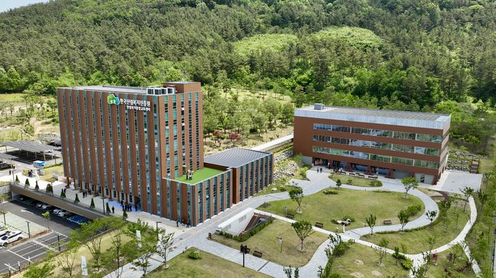 [대전=뉴시스] 20일 개소식을 가진 국내 최고층 목조건축물 '산림복지종합교육센터' 전경.(사진=산림청 제공) *재판매 및 DB 금지
