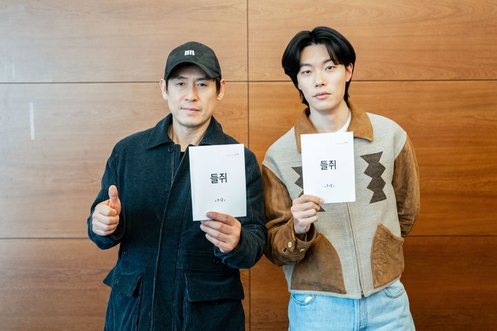 [서울=뉴시스] 배우 설경구와 류준열이 넷플릭스 새 시리즈 '들쥐'에서 호흡을 맞춘다. (사진=넷플릭스 제공) 2025.05.20 photo@newsis.com *재판매 및 DB 금지