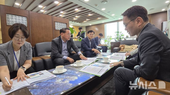 [전주=뉴시스] 김종훈 전북도 경제부지사(왼쪽 두번째)가 20일 2026년 국가예산 확보를 위해 환경부와 해양수산부를 찾아 지역 현안을 설명하고 있다. 2025.05.20 (사진= 전북자치도 제공) *재판매 및 DB 금지
