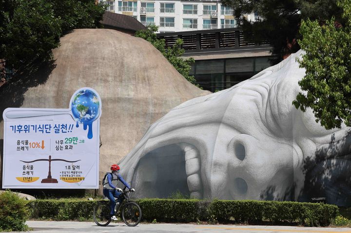 [대구=뉴시스] 대구시 달서구는 기후 위기의 심각성을 시민들에게 알리고 생활 속 실천을 유도하기 위한 '기후 위기 식단 실천 퍼포먼스'를 개최했다. (사진=대구시 달서구 제공) 2025.05.20. photo@newsis.com *재판매 및 DB 금지