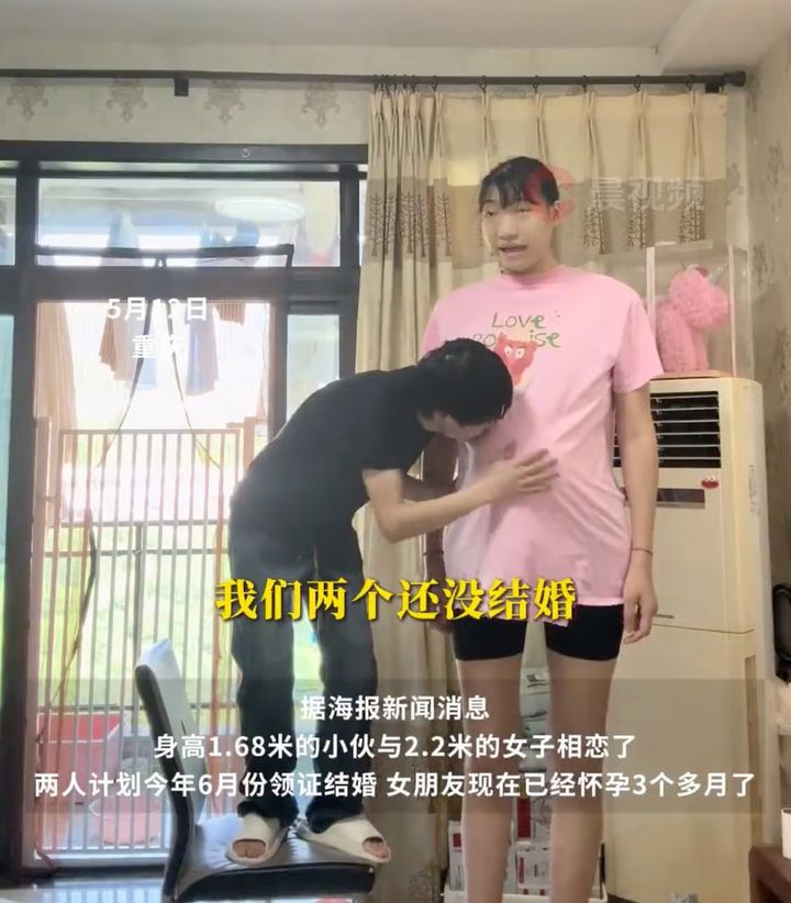 [서울=뉴시스] 52㎝의 키 차이를 극복한 중국 커플. (출처=SCMP) 2025.05.20. photo@newsis.com *재판매 및 DB 금지