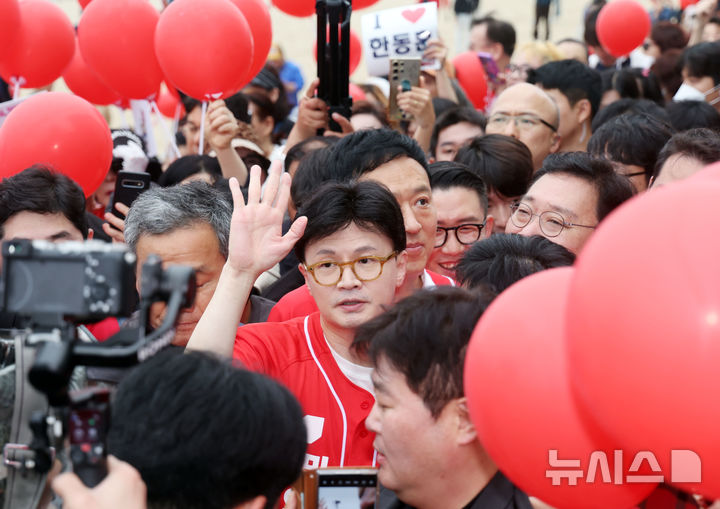 [부산=뉴시스] 하경민 기자 = 한동훈 전 국민의힘 대표가 20일 부산 수영구 광안리해수욕장 일대에서 시민들을 만나 김문수 대통령선거 후보의 지지를 호소하고 있다. 2025.05.20. yulnetphoto@newsis.com 