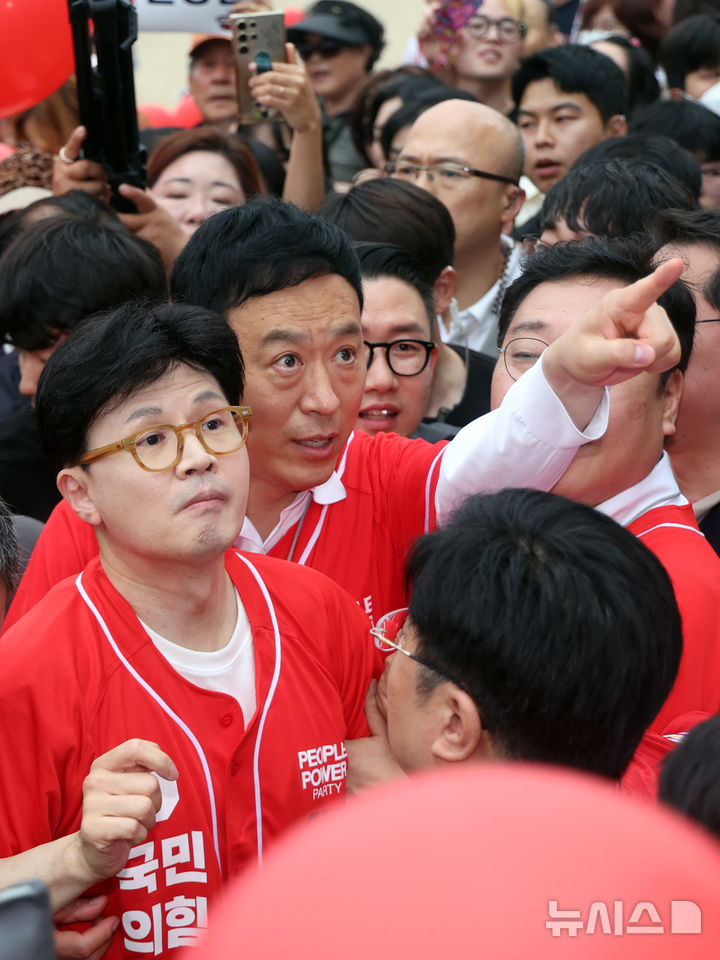[부산=뉴시스] 하경민 기자 = 한동훈 전 국민의힘 대표가 20일 부산 수영구 광안리해수욕장 일대에서 시민들을 만나 김문수 대통령선거 후보의 지지를 호소하고 있다. 2025.05.20. yulnetphoto@newsis.com 