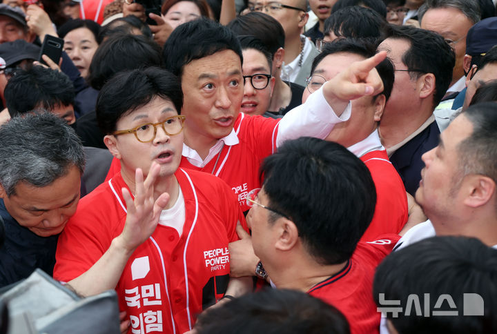 [부산=뉴시스] 하경민 기자 = 한동훈 전 국민의힘 대표가 20일 부산 수영구 광안리해수욕장 일대에서 시민들을 만나 김문수 대통령선거 후보의 지지를 호소하고 있다. 2025.05.20. yulnetphoto@newsis.com 