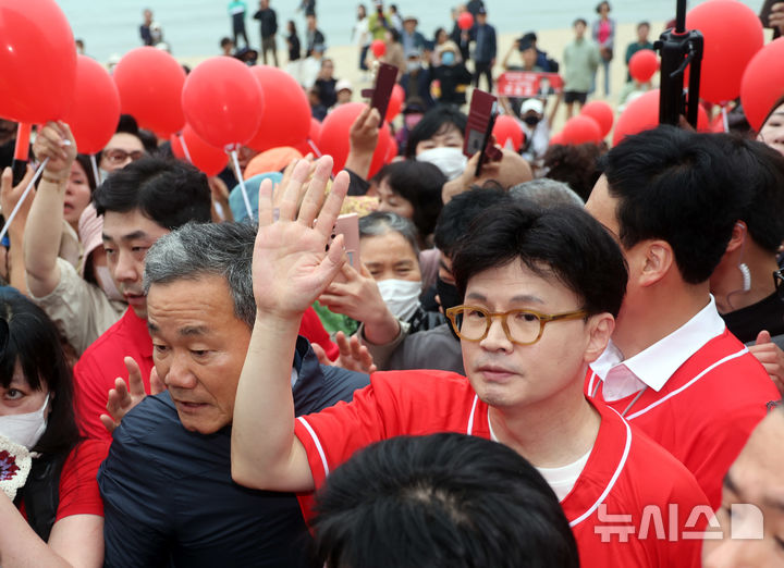[부산=뉴시스] 하경민 기자 = 한동훈 전 국민의힘 대표가 20일 부산 수영구 광안리해수욕장 일대에서 시민들을 만나 김문수 대통령선거 후보의 지지를 호소하고 있다. 2025.05.20. yulnetphoto@newsis.com 