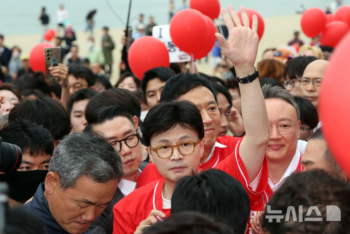 [부산=뉴시스] 하경민 기자 = 한동훈 전 국민의힘 대표가 20일 부산 수영구 광안리해수욕장 일대에서 시민들을 만나 김문수 대통령선거 후보의 지지를 호소하고 있다. 2025.05.20. yulnetphoto@newsis.com 