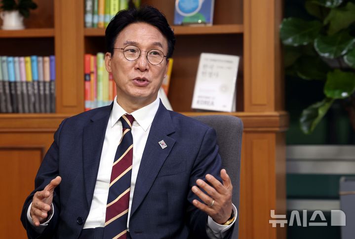 [서울=뉴시스] 조성봉 기자= 김민석 더불어민주당 상임 공동선거대책위원장이 지난 19일 서울 여의도 국회 의원회관에서 뉴시스와 인터뷰를 하고 있다. 2025.05.20. suncho21@newsis.com