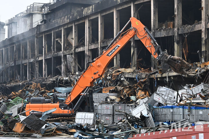 [광주=뉴시스] 이영주 기자= 지난 19일 오전 광주 광산구 금호타이어 제2공장에서 원활한 화재 진화를 위한 잔재물 처리 작업이 진행되고 있다. leeyj2578@newsis.com