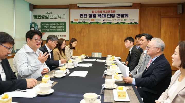 [서울=뉴시스] 권재한 농촌진흥청장이 20일 대전 중구 성심당 본점을 방문해 국산 밀 제품 개발을 위한 상생협력 방안 등을 논의하고 있다. (사진=농촌진흥청 제공) 2025.05.20. photo@newsis.com *재판매 및 DB 금지