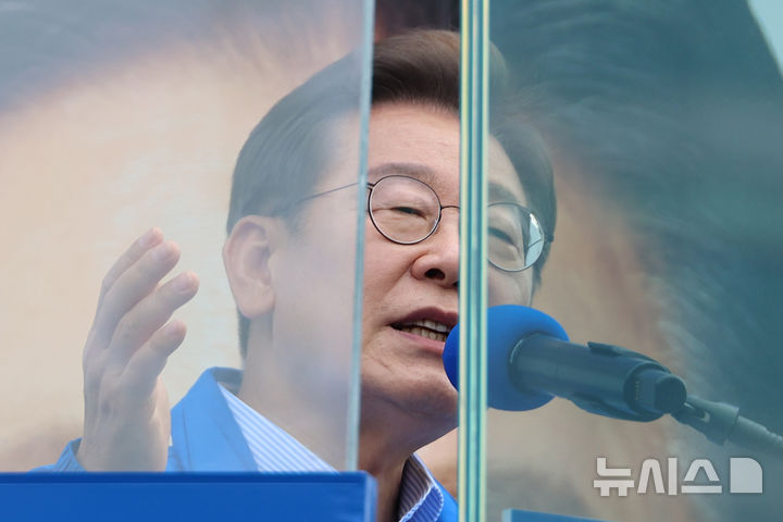 [고양=뉴시스] 조성우 기자 = 이재명 더불어민주당 대선후보가 20일 경기 고양시 일산동구 일산문화광장 앞에서 열린 집중유세에서 연설을 하고 있다. (공동취재) 2025.05.20. photo@newsis.com