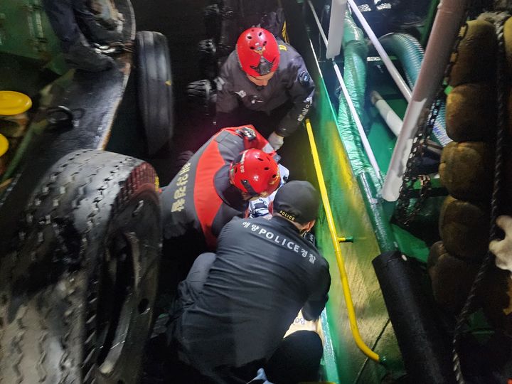 [부산=뉴시스] 부산 북항 5부두에서 급유선 사이에 끼인 선원 구조 모습. (사진=부산해경 제공) 2025.05.21. photo@newsis.com  *재판매 및 DB 금지