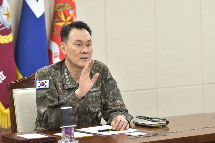 [서울=뉴시스] 김명수 합참의장이 미 합참의장과 화상으로 공조통화를 하고 있다. (사진=합동참모본부 제공) 2025.05.21. photo@newsis.com *재판매 및 DB 금지