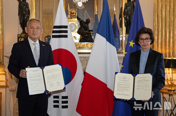 [서울=뉴시스]유인촌 문화체육관광부 장관(왼쪽)과 라시다 다티 프랑스 문화부 장관이 20일(현지 시간) 프랑스 파리에 있는 문화부에서 양국 수교 140주년을 계기로 '문화 분야 협력에 관한 의향서(LOI, Letter Of Intention)를 체결했다. 문체부 제공