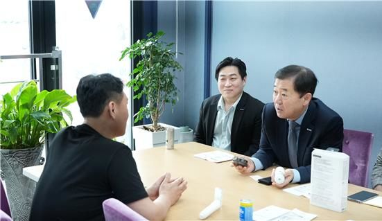 [서울=뉴시스]이태식 한유원 대표이사, 중소기업 생산현장 애로 청취.(사진=한국중소벤처기업유통원 제공) 2025.05.21. photo@newsis.com *재판매 및 DB 금지