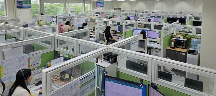 [서울=뉴시스] 한국주택토지공사(LH) 콜센터 근무 사진. 2025.05.21. (사진=LH 제공) photo@newsis.com *재판매 및 DB 금지