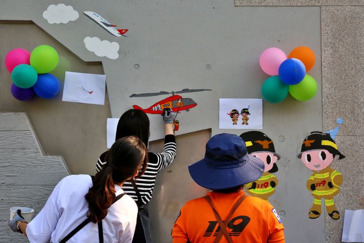 [대구=뉴시스]티웨이항공, 소방관과 '벽화 그리기' 봉사…'안전 중요'(사진=티웨이항공 제공) photo@newsis.com *재판매 및 DB 금지