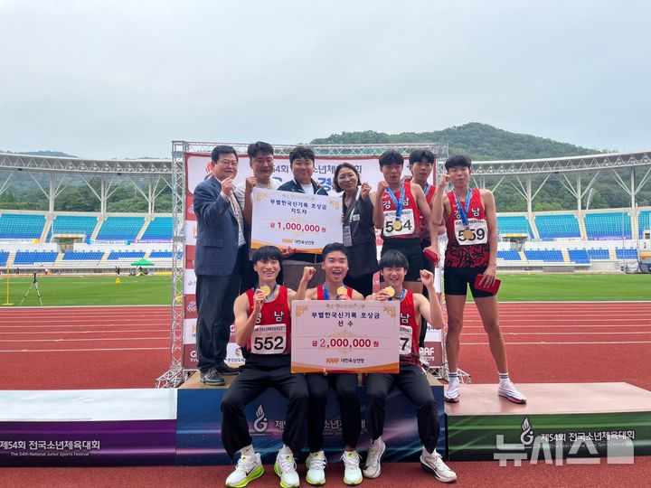[창원=뉴시스]지난 17일부터 18일까지 경남 김해종합운동장에서 진행된 제54회 전국소년체육대회 육상 사전경기에서 금메달 7개, 은메달 4개, 동메달 4개 등 우수한 성적을 거둔 경남선수단이 기념촬영하고 있다.(사진=경남도 제공)2025.05.21. photo@newsis.com