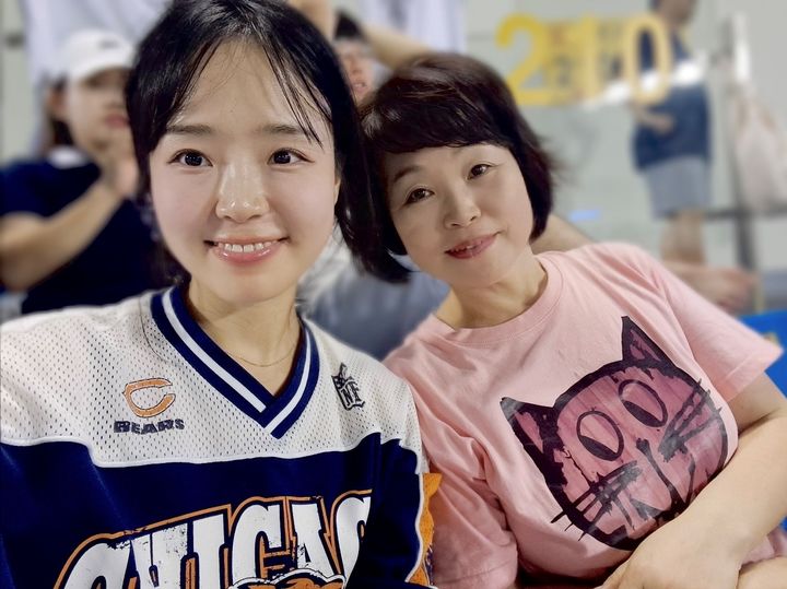 [서울=뉴시스]프로야구 두산 베어스의 팬 소원 성취 프로젝트 '두잇포유'의 두 번째 주인공 정소영씨와 그의 어머니 (사진=두산 베어스 제공)2025.05.21. photo@newsis.com *재판매 및 DB 금지