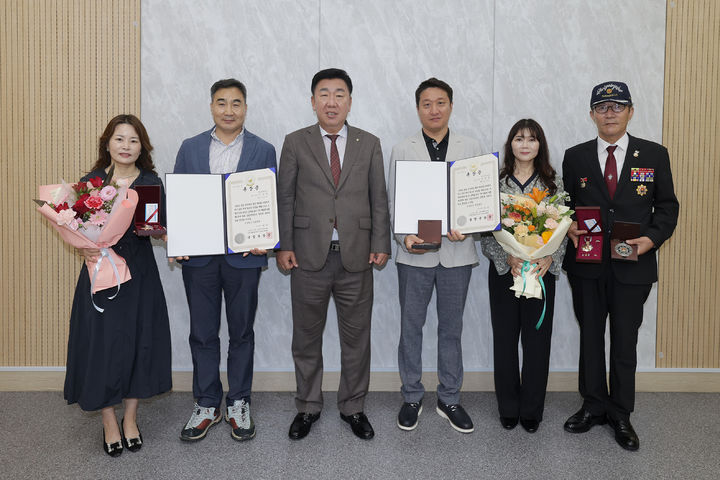 청주시, 6·25전쟁 참전용사 유족에 무공훈장 전수