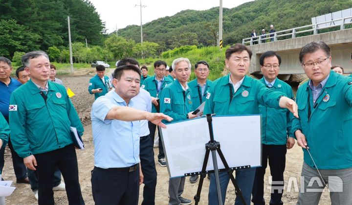 [완주=뉴시스] 윤수봉 전북특별자치도의회 의회운영위원장은 21일 오후 김관영 전북지사를 비롯해 권요안 권요안 의원 등과 지역 현장 점검을 실시하고 있다. (사진전북특별자치도의회 제공) 2025.05.21. photo@newsis.com *재판매 및 DB 금지