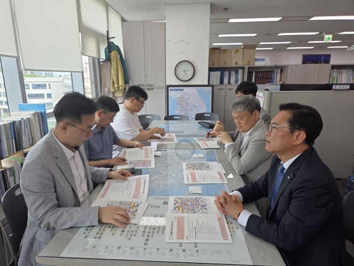 [천안=뉴시스] 김석필 천안시장 권한대행 부시장이 21일 국토교통부를 방문해 국비 확보 건의하고 있다. (사진=천안시 제공) 2025.5.21 photo@newsis.com *재판매 및 DB 금지