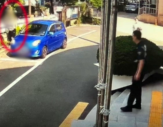 [부산=뉴시스] 부산 해운대경찰처 우동지구대에 차량을 주차한 뒤 화단에 노상방뇨를 한 음주운전자. (사진=부산경찰청 제공) 2025.05.21. photo@newsis.com  *재판매 및 DB 금지
