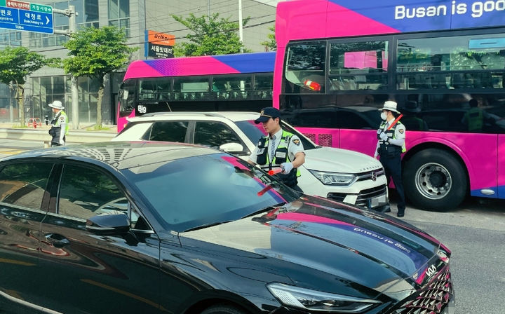 [부산=뉴시스] 음주운전 단속 중인 부산 기장경찰서. (사진=부산경찰청 제공) 2025.05.21. photo@newsis.com  *재판매 및 DB 금지