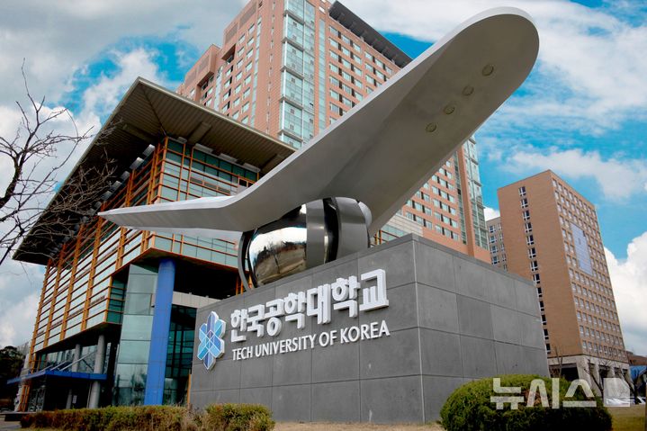 [시흥=뉴시스] 한국공학대학교 상징물 자이로 게이트 전경. (사진=한국공대 제공). 2025.05.21.photo@newsis.com