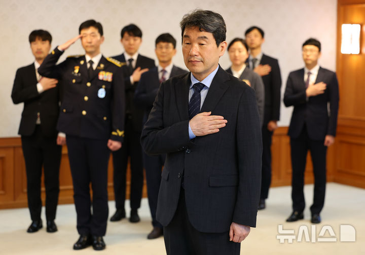 [서울=뉴시스] 최진석 기자 = 이주호 대통령 권한대행 부총리 겸 교육부 장관이 21일 정부서울청사에서 열린 적극행정 유공포상 수여식에서 국기에 경례를 하고 있다. 2025.05.21. myjs@newsis.com