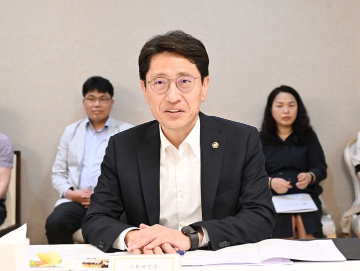 [서울=뉴시스] 김윤상 기획재정부 차관이 21일 서울 종로구 정부서울청사에서 제4차 비축전문위원회를 주재하고 있다. (사진=기획재정부 제공) 2025.05.21. photo@newsis.com *재판매 및 DB 금지
