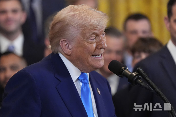 [워싱턴=AP/뉴시스] 22일(현지 시간) 워싱턴포스트는 법원이 6대 3 의견으로 트럼프 행정부의 복지 중지 요청을 받아들여 국가노동관계위원회(NLRB) 위원 귀네 윌콕스와 연방 메리트 시스템즈 프로텍션 보드(MSPB) 의장 캐시 해리스의 복직 명령 효력을 일시 중단했다고 보도했다. 사진은 도널드 트럼프 미국 대통령이 21일(현지 시간) 백악관 이스트룸에서 올해 미 대학 남자 농구리그 우승팀인 플로리다대 농구팀을 초청해 연설하고 있다. 2025.05.23.