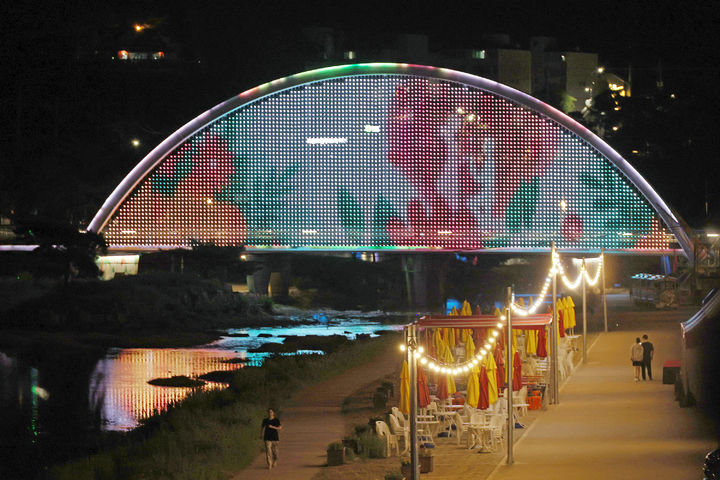 [괴산=뉴시스] 괴산군 동진천변에 설치된 미디어파사드. (사진=괴산군 제공) photo@newsis.com *재판매 및 DB 금지