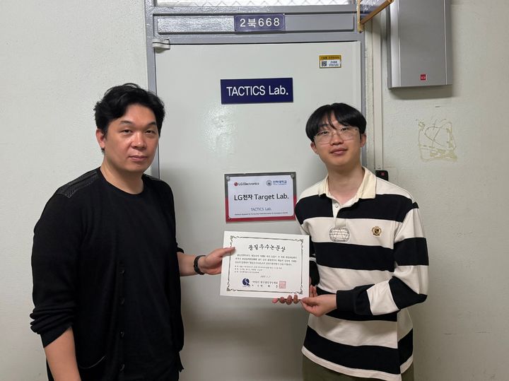 [인천=뉴시스] 강성우(왼쪽부터) 인하대 산업경영공학과 교수와 TACTICS 연구실 소속 박정인 석사과정 학생. (사진=인하대 제공) 2025.05.22. photo@newsis.com   *재판매 및 DB 금지