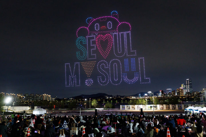 [서울=뉴시스] 2025년 한강 불빛 공연 현장. 2025.05.22. (사진=서울시 제공) *재판매 및 DB 금지
