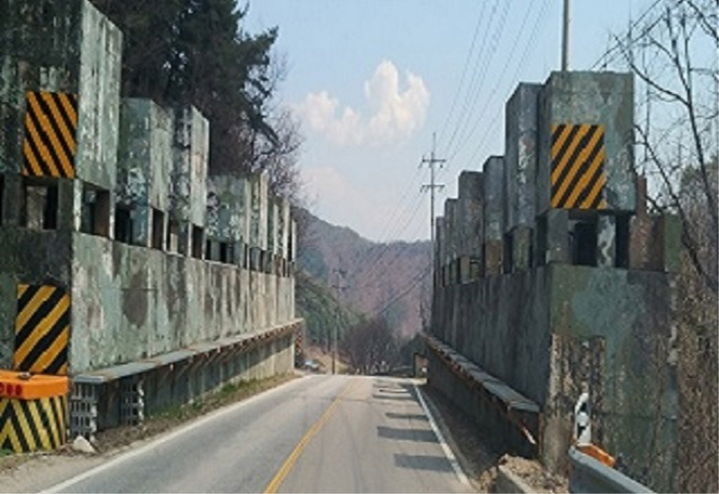 [춘천=뉴시스] 22일 강원특별자치도(도지사 김진태)는 접경지역 소상공인의 경영환경 개선과 지역 소비 활성화를 위한 주민체감 사업에 총 9억2800만원을 추가 편성했다 고 밝혔다. 사진은 접경지로 가는 국도 모습. syi23@newsis.com *재판매 및 DB 금지