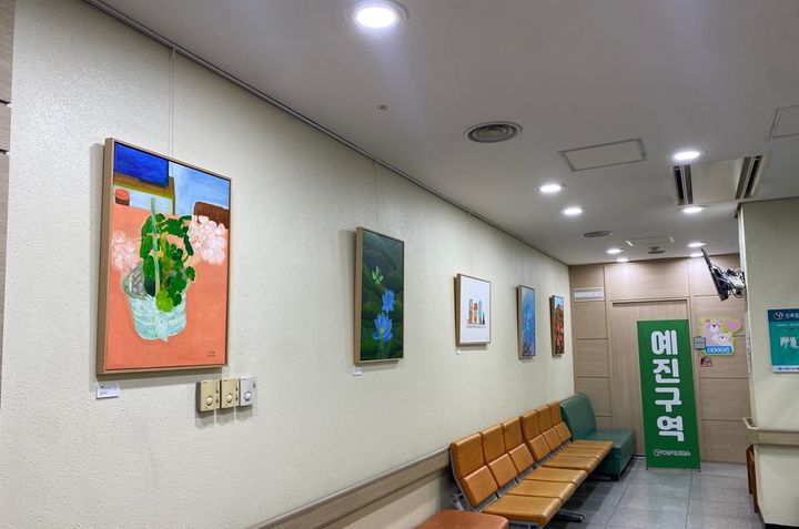 [양산=뉴시스] 양산시보건소 청사 1층 작은 미술관. (사진=양산시 제공) 2025.05.22. photo@newsis.com *재판매 및 DB 금지
