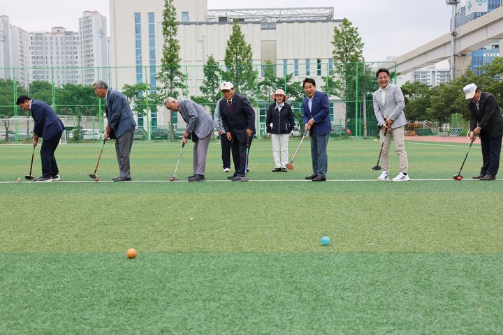 [양산=뉴시스] 제8회 양산애(愛) 그라운드 골프대회를 개최하고 있다. (사진=양산시 제공) 2025.05.22. photo@newsis.com *재판매 및 DB 금지