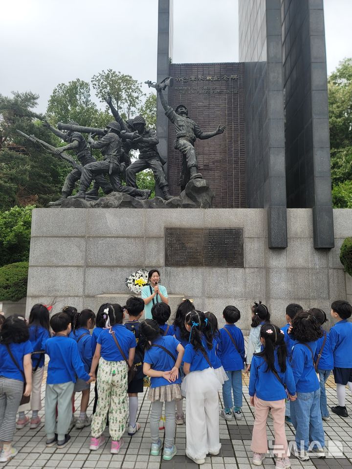 [오산=뉴시스] 유치원생들이 오산시, 유엔군 초전기념관을 탐방하고 있는 모습 (사진=오산시 제공) 2025.05.22.photo@newsis.com 