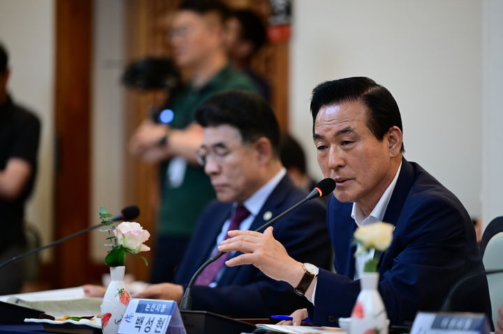 [논산=뉴시스]백성현 논산시장이 22일 충남 당진시청에서 가진 충남시장군수협의회에서 무인단속 과태료의 지방세입 전환을 촉구하고 있다. (사진=논산시 제공) 2025. 05. 22 photo@newsis.com *재판매 및 DB 금지