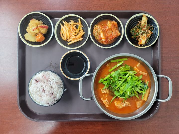 [창원=뉴시스]울주휴게소 '궁중해물탕조씨집' 메뉴인 '곤이탕'(사진=도공 부경본부 제공) 2025.05.22.photo@newsis.com *재판매 및 DB 금지