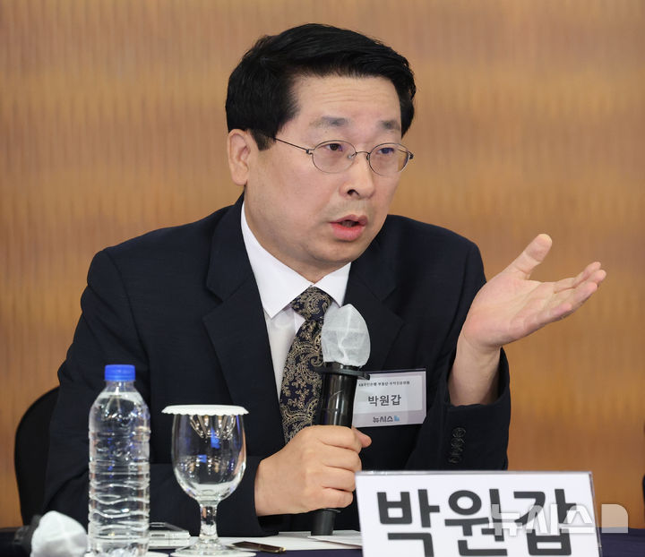 [서울=뉴시스] 조수정 기자 = 박원갑 KB국민은행 부동산수석전문위원이 22일 오전 서울 중구 롯데호텔서울에서 열린 제7회 뉴시스 건설부동산포럼 '초양극화로 접어든 부동산 시장...해법은?'에서 '부동산 양극화 해소를 위한 제언' 종합토론에서 발언하고 있다. 2025.05.22. chocrystal@newsis.com