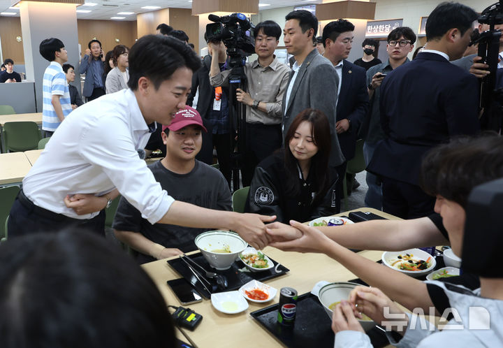 [인천=뉴시스] 전진환 기자 = 이준석 개혁신당 대선 후보가 22일 '학식먹자 이준석' 캠페인이 열린 인천 미추홀구 인하대학교에서 학생들과 인사하고 있다. 2025.05.22. amin2@newsis.com