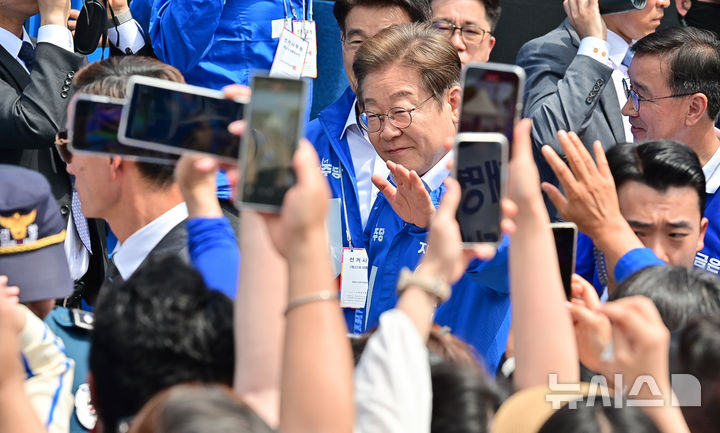 [제주=뉴시스] 우장호 기자 = 이재명 더불어민주당 대선 후보가 22일 오전 제주시 일도일동 동문로터리에서 열린 유세장에서 연단에 오르고 있다. 2025.05.22. woo1223@newsis.com