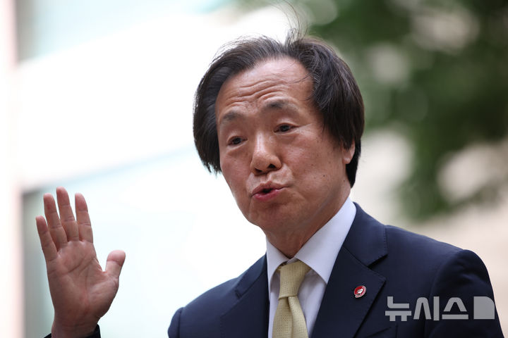 [서울=뉴시스] 김금보 기자 = 정기석 국민건강보험공단 이사장이 22일 오후 서울 서초구 서울고등법원에서 열린 담배회사 상대 약 533억원 규모 손해배상청구소송 항소심 최종 변론 출석에 앞서 취재진 질문에 답하고 있다. 2025.05.22. kgb@newsis.com