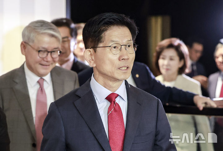 [서울=뉴시스] 정병혁 기자 = 김문수 국민의힘 대선 후보가 23일 서울 중구 더플라자호텔에서 열린 제3회 국가와 민족을 위한 조찬기도회에 참석하고 있다. 2025.05.23. jhope@newsis.com
