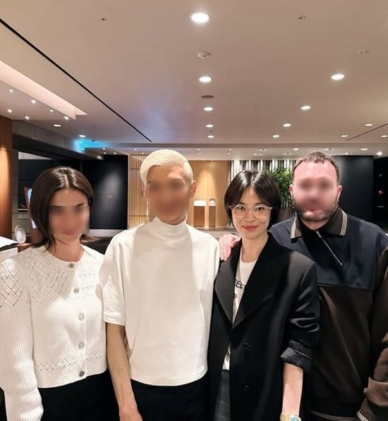 숏컷에 안경 쓴 송혜교 '또 다르게 예쁘네'