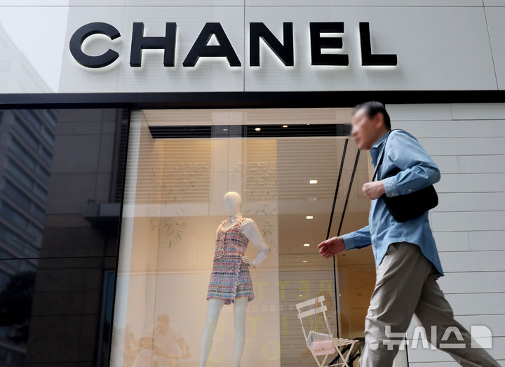 샤넬25백까지 올랐다…명품시계부터 가방까지 연말성수기 앞두고 '인상 열기'